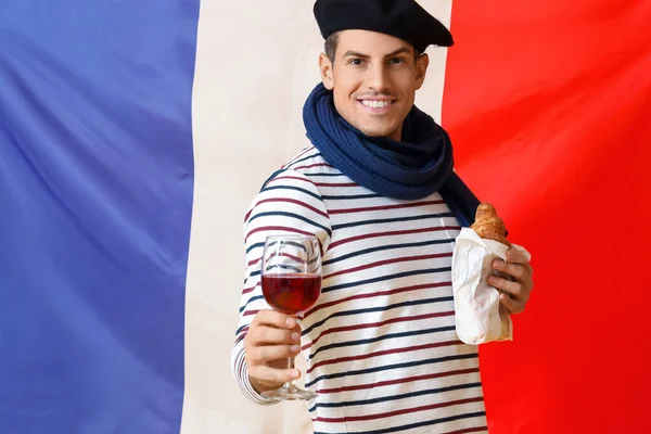 Fransız Bayrağına Karşı Şarap Kruvasan Taşıyan Yakışıklı Genç Adam — Stok fotoğraf