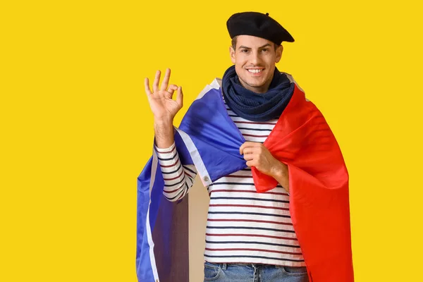Stilig Ung Man Med Flagga Frankrike Visar Gul Bakgrund — Stockfoto