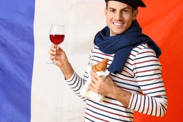 Joven Guapo Con Vino Croissants Contra Bandera Francia —  Fotos de Stock