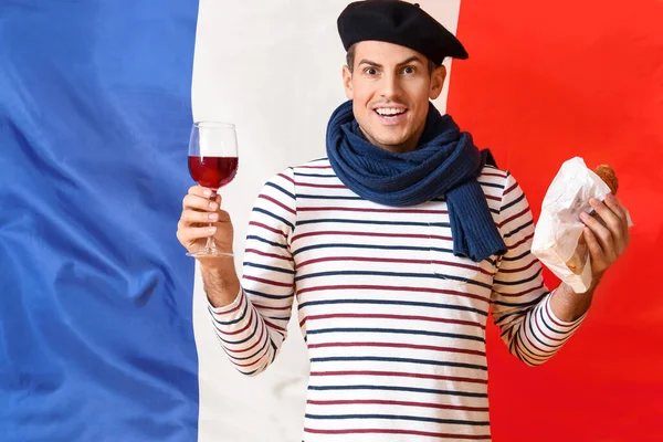 Jovem Bonito Com Vinho Croissants Contra Bandeira França — Fotografia de Stock