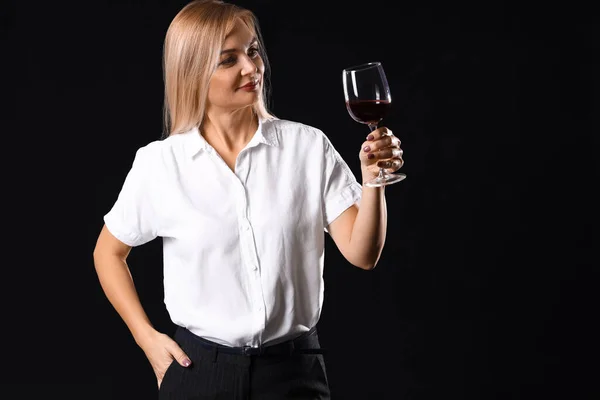 深色背景下的女性体味更美的葡萄酒 — 图库照片