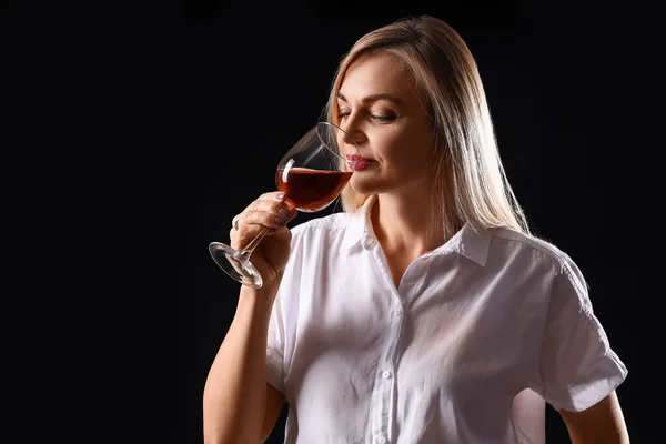 Feminino Sommelier Degustação Vinho Fundo Escuro — Fotografia de Stock