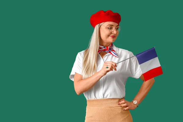 Mooie Vrouw Met Vlag Van Frankrijk Groene Achtergrond — Stockfoto