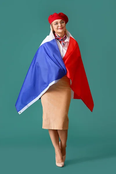 Hermosa Mujer Con Bandera Francia Sobre Fondo Verde —  Fotos de Stock