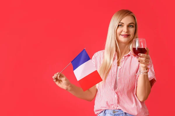 Mooie Vrouw Met Vlag Van Frankrijk Wijn Rode Achtergrond — Stockfoto