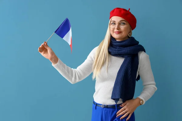 青い背景にフランスの旗を持つ美しい女性 — ストック写真
