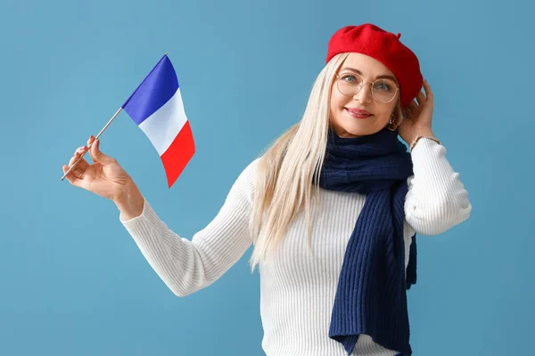 Mooie Vrouw Met Vlag Van Frankrijk Blauwe Achtergrond — Stockfoto