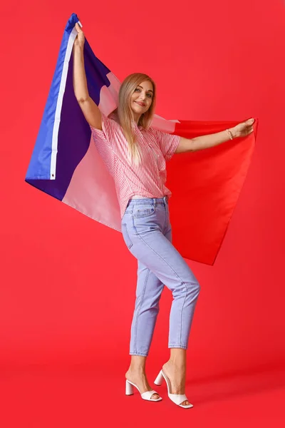Vacker Kvinna Med Flagga Frankrike Röd Bakgrund — Stockfoto