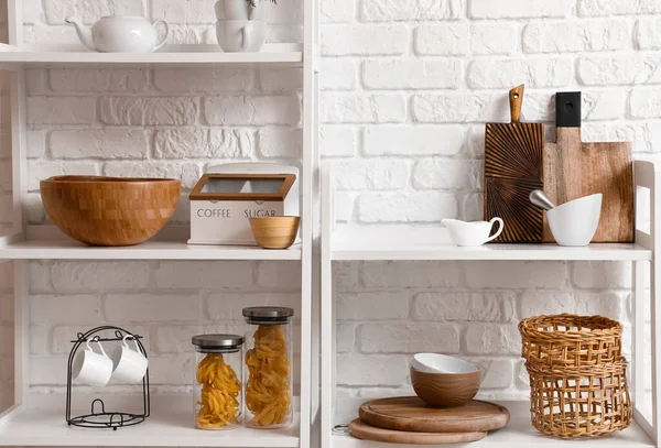 Beyaz Tuğla Duvarın Yanında Mutfak Aletleri Olan Modern Raf Üniteleri — Stok fotoğraf