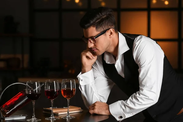 Jovens Sexo Masculino Sommelier Degustação Tipos Vinho — Fotografia de Stock
