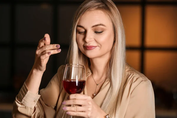 Female Sommelier Tasting Types Wine — Stock Photo, Image