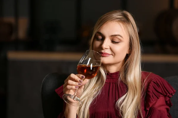 Female Sommelier Tasting Types Wine — Stock Photo, Image