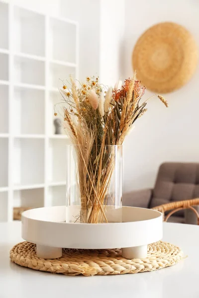 Vas Dengan Bunga Kering Dan Nampan Atas Meja Putih Ruang — Stok Foto