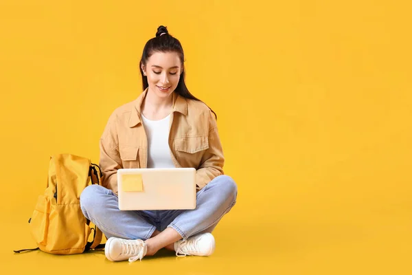 Porträt Der Schönen Studentin Mit Laptop Auf Farbigem Hintergrund — Stockfoto