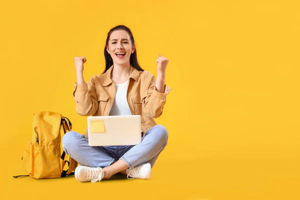 Портрет Счастливой Студентки Ноутбуком Цветном Фоне — стоковое фото
