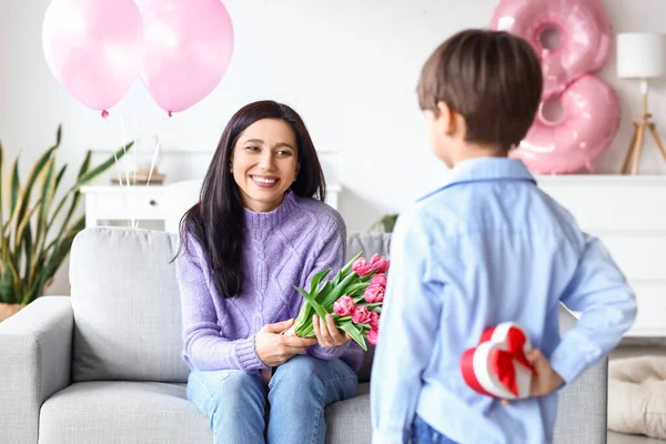 Little Son Greeting His Mother International Women Day Home — Stock Photo, Image