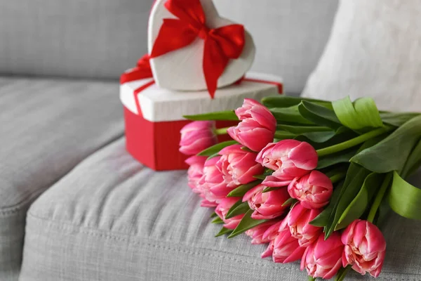 Strauß Tulpenblumen Mit Geschenken Auf Dem Sofa — Stockfoto