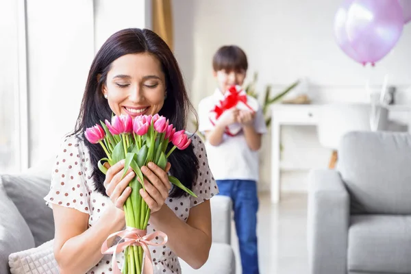 Mujer Feliz Con Flores Aromáticas Tulipán Presentadas Por Hijo Para — Foto de Stock
