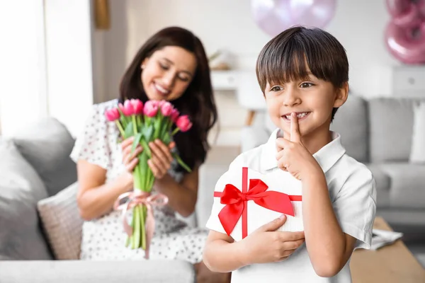 Little Boy Gift His Mother International Women Day Home — Stock Photo, Image