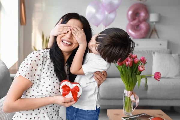 Kleiner Sohn Begrüßt Seine Mutter Zum Internationalen Frauentag Hause — Stockfoto