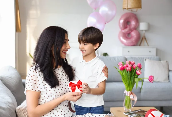 Kleiner Sohn Begrüßt Seine Mutter Zum Internationalen Frauentag Hause — Stockfoto