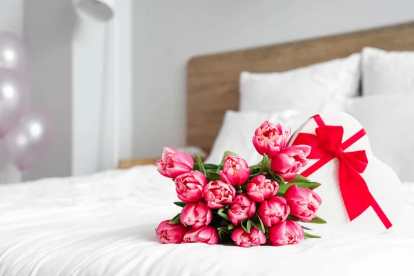 Strauß Tulpenblumen Mit Geschenk Auf Dem Bett — Stockfoto