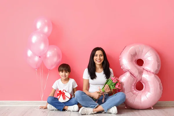 Küçük Oğlu Annesi Hediyeyle Uluslararası Kadınlar Günü Için Bir Buket — Stok fotoğraf