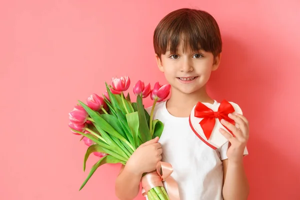 Маленький Хлопчик Подарунком Букетом Квітів Кольоровому Фоні — стокове фото