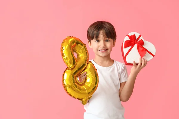 Menino Com Presente Balão Forma Figura Fundo Cor Celebração Dia — Fotografia de Stock