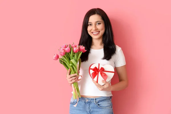 Femme Avec Cadeau Bouquet Fleurs Sur Fond Couleur — Photo