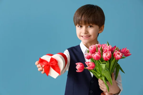 Ragazzino Con Regalo Mazzo Fiori Sfondo Colori — Foto Stock