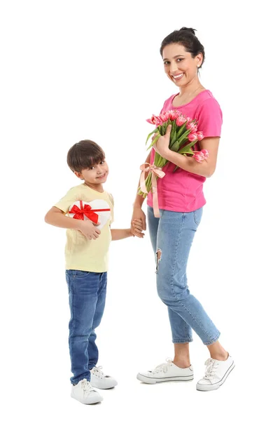 小儿子和他的母亲带着白色背景的礼物和花束 — 图库照片
