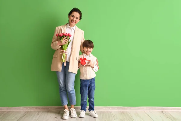 Piccolo Figlio Sua Madre Con Regalo Mazzo Fiori Sfondo Colori — Foto Stock