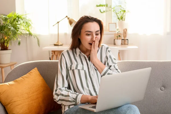 Mujer Conmocionada Con Ordenador Portátil Lectura Mensajes Correo Electrónico Sofá —  Fotos de Stock