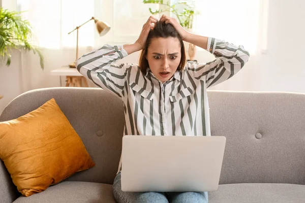 Emocionální Žena Používající Notebook Pohovce Světelné Místnosti Koncept Mailu — Stock fotografie