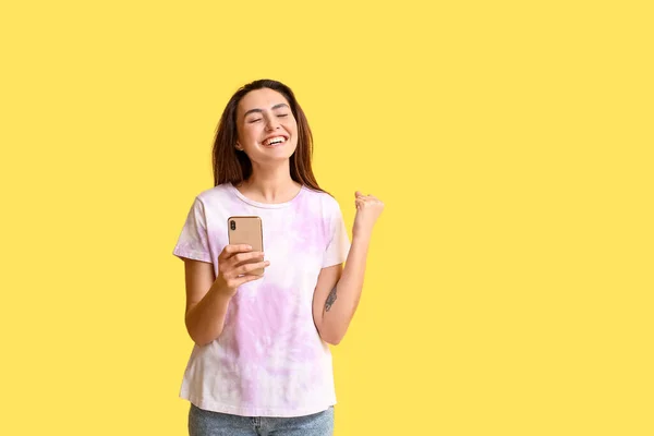 Gelukkige Vrouw Controleert Mobiele Telefoon Gele Achtergrond Mail Concept — Stockfoto