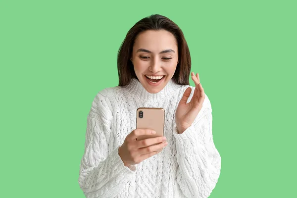 Счастливая Женщина Мобильным Телефоном Читающая Сообщение Зеленом Фоне — стоковое фото