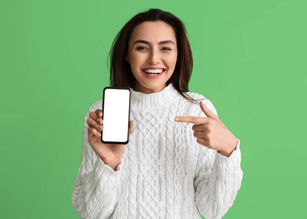 Usmívající Žena Ukazuje Mobilní Telefon Prázdnou Obrazovkou Zeleném Pozadí Koncept — Stock fotografie