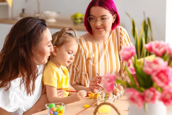 Young Lesbian Couple Little Daughter Painting Easter Eggs Kitchen — Stock Photo, Image