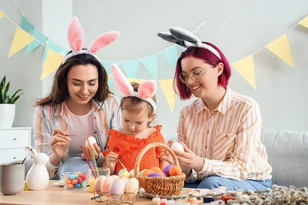 Młoda Lesbijka Para Maluje Wielkanocne Jajka Domu — Zdjęcie stockowe