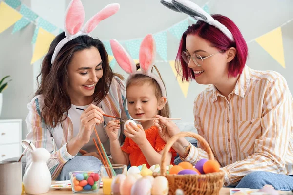 Giovane Coppia Lesbica Con Piccola Figlia Pittura Uova Pasqua Casa — Foto Stock