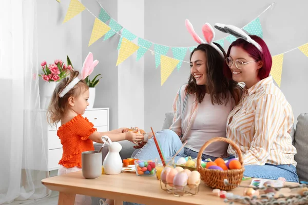 Giovane Coppia Lesbica Con Figlioletta Durante Pittura Uova Pasqua Casa — Foto Stock