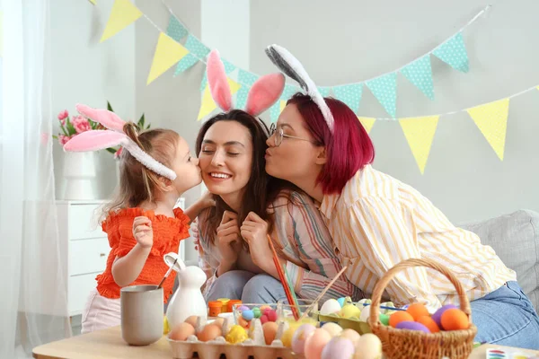 Junges Lesbisches Paar Mit Kleiner Tochter Beim Bemalen Von Ostereiern — Stockfoto