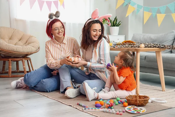 Young Lesbian Couple Little Daughter Home Easter Eve — Stock Photo, Image