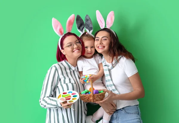 Mladé Lesbičky Pár Malou Dcerou Velikonoční Vajíčka Barvy Barevném Pozadí — Stock fotografie