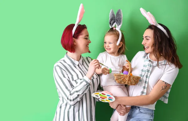 Mladé Lesbičky Pár Malou Dcerou Velikonoční Vajíčka Barvy Barevném Pozadí — Stock fotografie