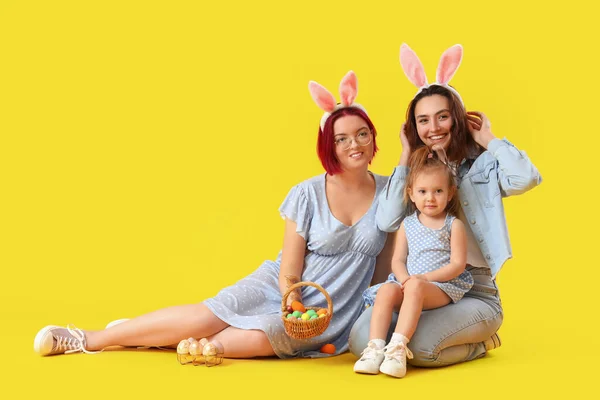 Küçük Kızı Renkli Paskalya Yumurtaları Olan Mutlu Lezbiyen Çift — Stok fotoğraf