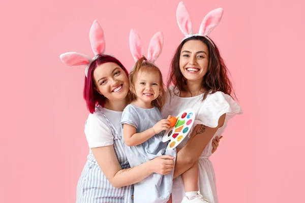 Young Lesbian Couple Little Daughter Easter Egg Paints Color Background — Stock Photo, Image