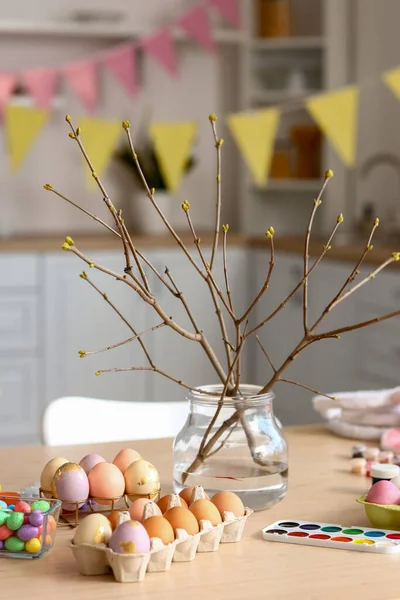 Uova Pasqua Con Rami Albero Vernici Sul Tavolo Cucina — Foto Stock