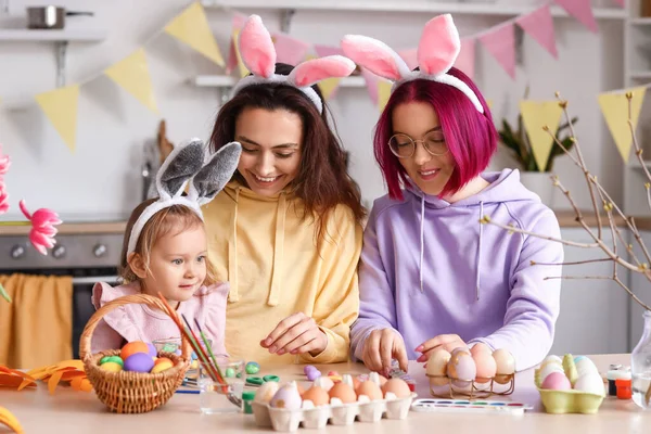 Paskalya Yumurtalarını Mutfakta Boyarken Küçük Kızı Olan Genç Lezbiyen Çift — Stok fotoğraf